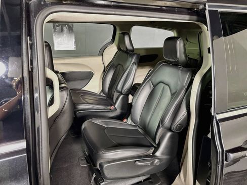 Used 2023 Chrysler Pacifica Touring-L FWD image 18