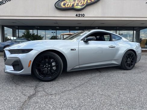 Used 2025 Ford Mustang GT Premium RWD image 2