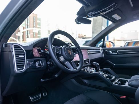 Certified 2023 Porsche Cayenne GTS AWD/4WD image 4