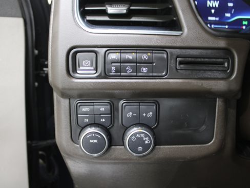 Used 2024 Chevrolet Suburban Z71 w/ Luxury Package image 9