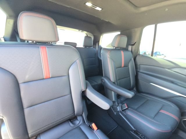 Used 2025 Chevrolet Traverse RS FWD image 16
