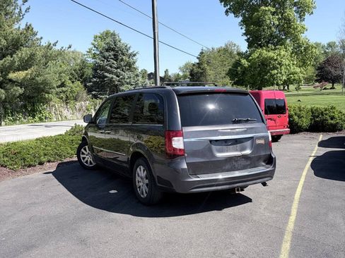 Used 2016 Chrysler Town & Country Touring w/ Driver Convenience Group FWD image 4