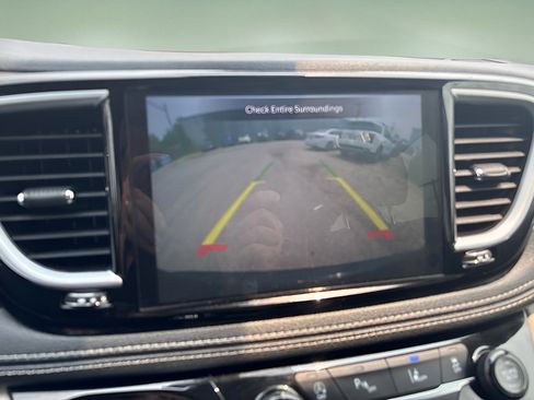 Used 2023 Chrysler Pacifica Limited FWD image 14