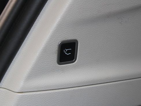 Used 2024 Chrysler Pacifica Touring-L image 16