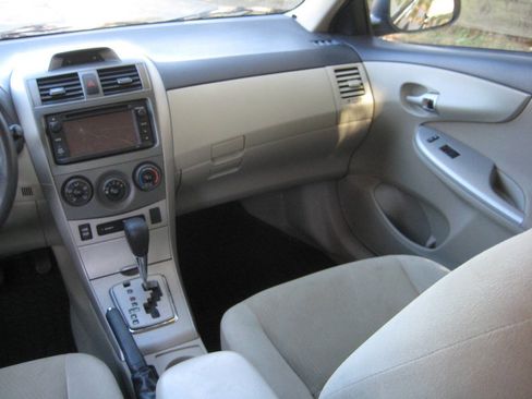 Used 2013 Toyota Corolla LE FWD image 17