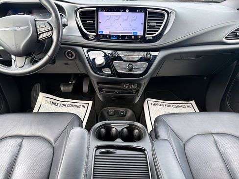 Used 2021 Chrysler Pacifica Touring-L w/ Uconnect Theater Family Group image 19