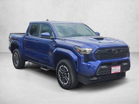 Used 2025 Toyota Tacoma TRD Sport w/ TRD Sport Upgrade Package AWD/4WD image 3