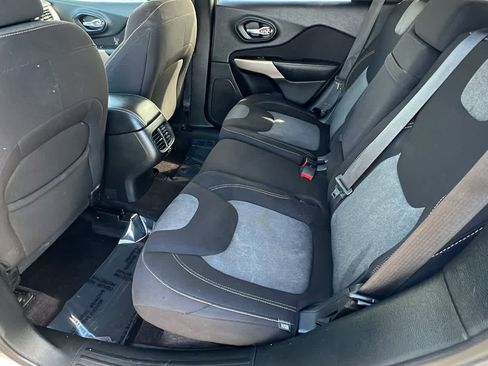 Used 2018 Jeep Cherokee Latitude w/ Altitude Package image 24