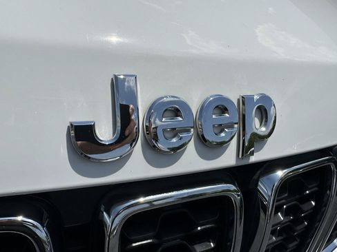 Used 2021 Jeep Grand Cherokee Laredo X AWD/4WD image 23