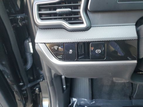 Certified 2025 Kia Sportage LX image 30