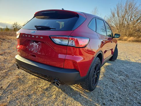 Used 2022 Ford Escape SE w/ SE Sport Appearance Package image 4