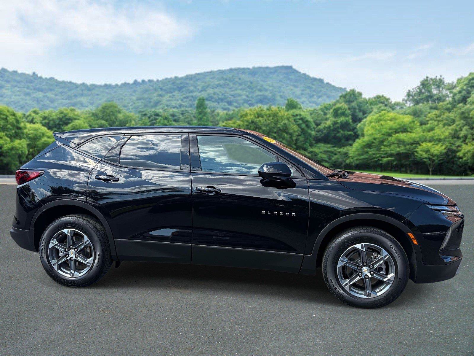 Used 2025 Chevrolet Blazer LT FWD image 22