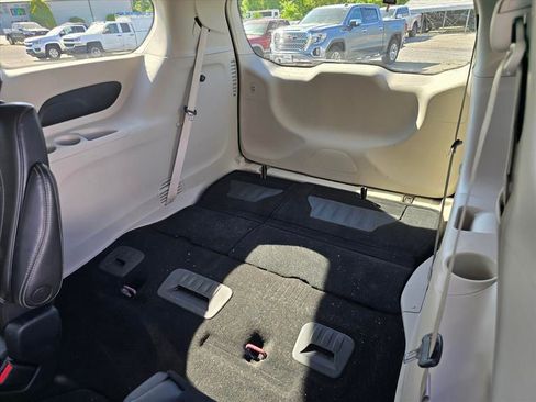 Used 2023 Chrysler Pacifica Touring-L image 13