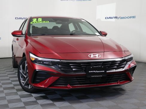 Used 2025 Hyundai Elantra SEL image 2