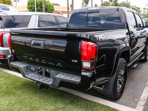 Used 2018 Toyota Tacoma TRD Sport AWD/4WD image 12