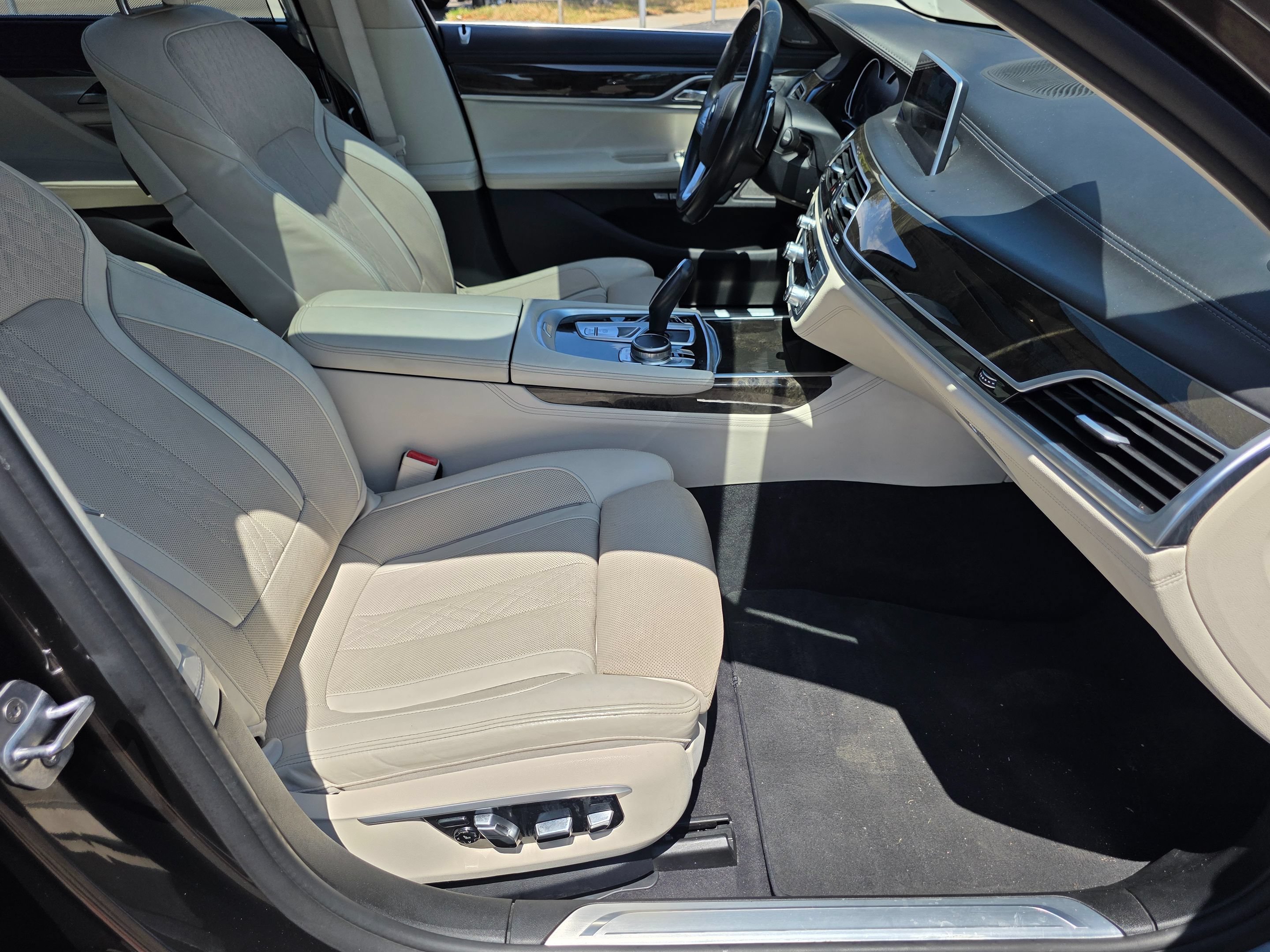 Used 2016 BMW 740i RWD image 9