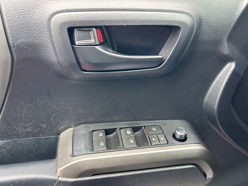 Used 2018 Toyota Tacoma SR5 RWD image 55