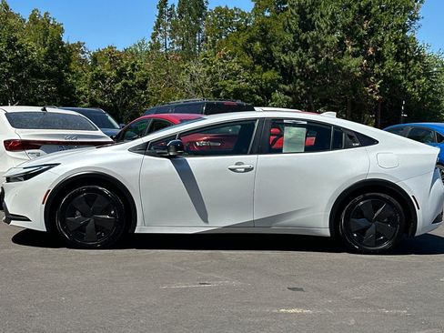 Used 2024 Toyota Prius Prime FWD image 7