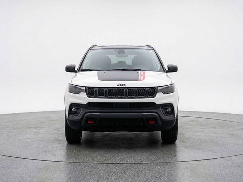 Used 2025 Jeep Compass Trailhawk AWD/4WD image 2