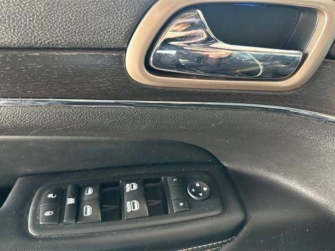 Used 2017 Jeep Grand Cherokee Limited image 8