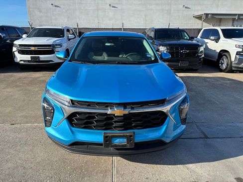 Used 2025 Chevrolet Trax LS w/ LS Convenience Package FWD image 2