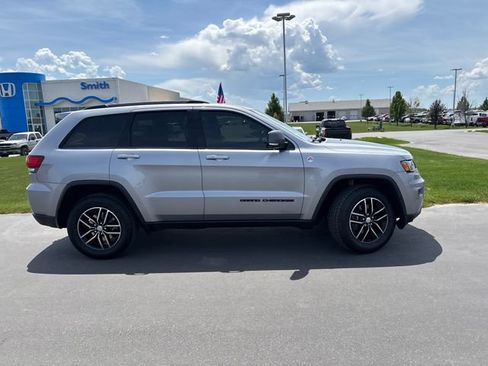 Used 2017 Jeep Grand Cherokee Trailhawk AWD/4WD image 2
