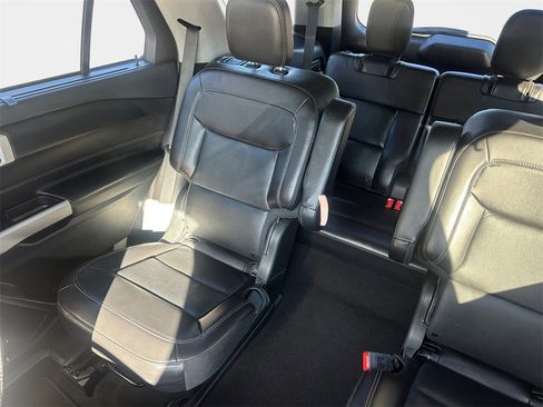 Used 2022 Ford Explorer Limited w/ Equipment Group 301A image 9