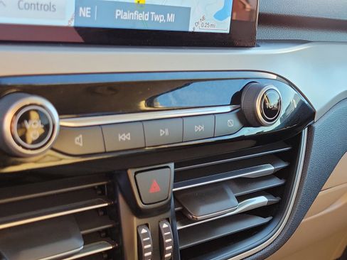 Certified 2022 Ford Escape SEL image 29