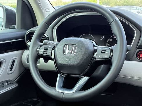 Certified 2025 Honda Pilot Touring image 24