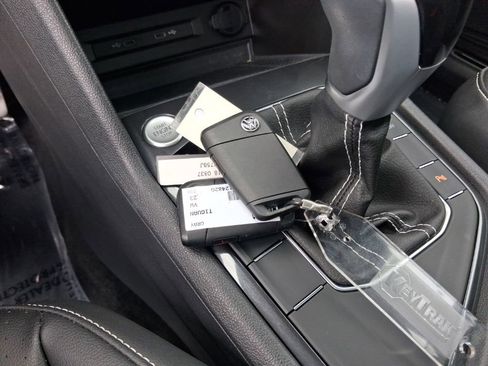 Used 2023 Volkswagen Tiguan SE R-Line image 25