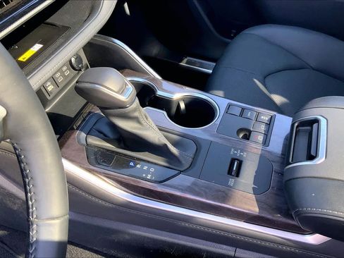 Used 2023 Toyota Highlander Platinum image 17