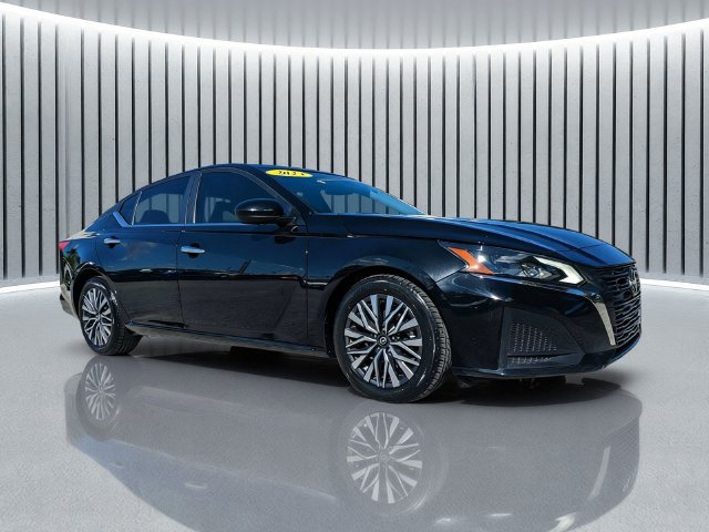 Used 2023 Nissan Altima 2.5 SV w/ SV Premium Package FWD image 2