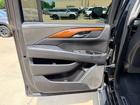 Used 2019 Cadillac Escalade ESV Luxury RWD image 23