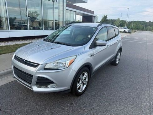 Used 2015 Ford Escape SE w/ Equipment Group 201A FWD image 2