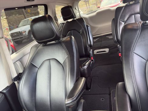 Used 2024 Chrysler Pacifica Touring-L image 5