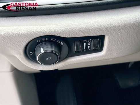 Used 2024 Chrysler Pacifica Touring-L FWD image 11