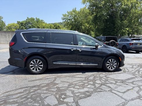 Used 2020 Chrysler Pacifica Limited FWD image 10
