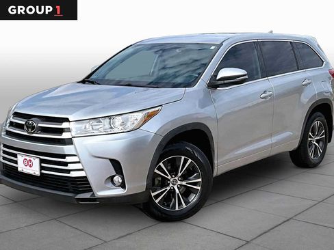 Used 2018 Toyota Highlander Plus FWD image 1