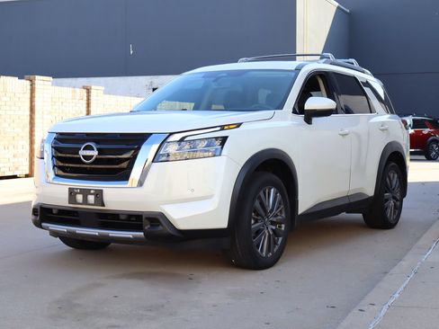 Used 2024 Nissan Pathfinder SL w/ SL Premium Package FWD image 2