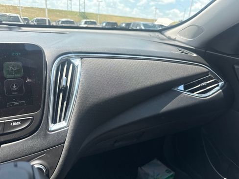 Used 2018 Chevrolet Malibu LT FWD image 16