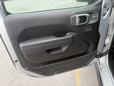 Used 2023 Jeep Gladiator Willys image 15