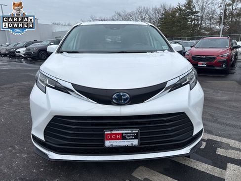 Used 2023 Toyota Sienna LE image 2