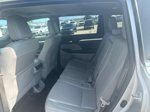Used 2017 Toyota Highlander XLE AWD/4WD image 13