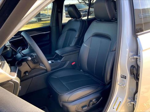 New 2025 Jeep Grand Cherokee Limited w/ Luxury Tech Group II image 9