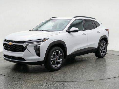 Used 2025 Chevrolet Trax LT image 3