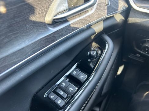 Used 2023 Jeep Grand Cherokee Overland AWD/4WD image 17