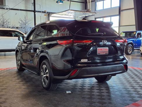 Used 2022 Toyota Highlander XLE AWD/4WD image 4