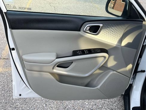 Used 2020 Kia Soul LX FWD image 21