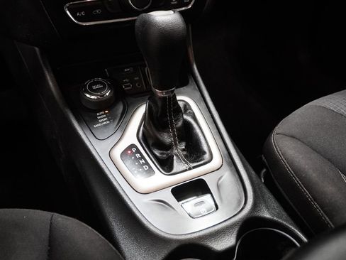 Used 2015 Jeep Cherokee Latitude w/ Cold Weather Group image 28