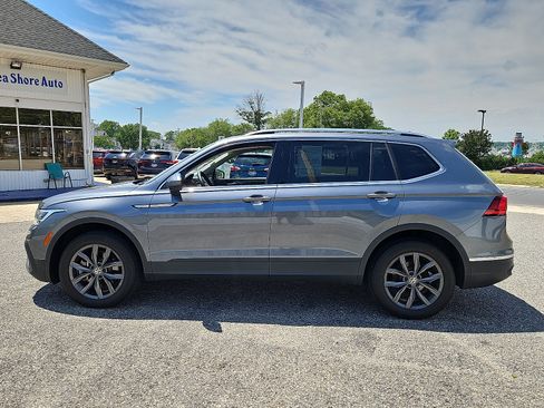Used 2022 Volkswagen Tiguan SE w/ Panoramic Sunroof Package AWD/4WD image 4